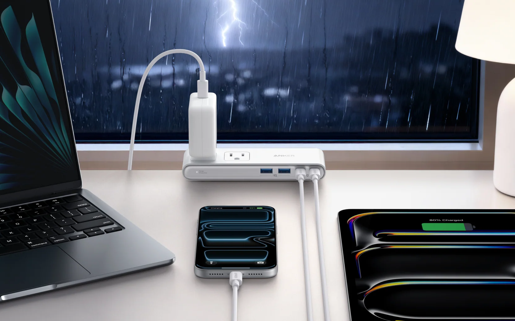Notebook, celular e tablet conectados à régua durante uma tempestade